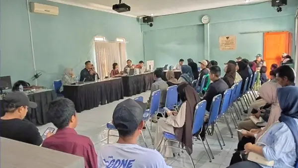 Tim UPTD Dukcapil Wilayah Cicurug melayani warga dalam kegiatan pelayanan administrasi kependudukan jemput bola di Desa Pasawahan, Kecamatan Cicurug, Kabupaten Sukabumi, Kamis (8/10/2026). (Sumber : disdukcapil).