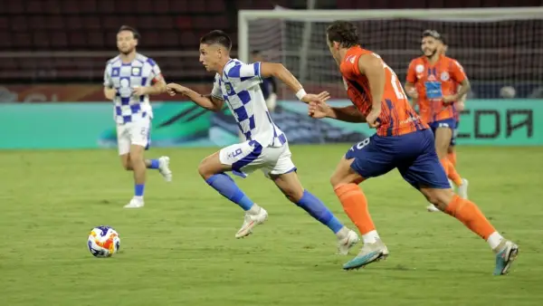Aksi Luka Menalo saat membela Persib Bandung menghadapi Port FC di Shopee Cup (Sumber: web/persib.co.id)
