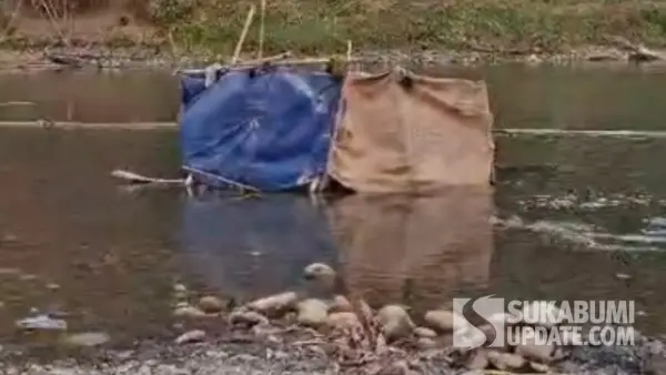 Bilik Mandi di Sungai Cibuni Sukabumi (Sumber: sukabumiupdate)