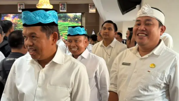 Kepala Dinas Kesehatan Kabupaten Sukabumi, Masykur Alawi, bersama Gubernur Jawa Barat Dedi Mulyadi di Kantor Wali Kota Depok, Rabu (7/10/2026). (Sumber : dok dinkes)