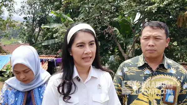 Wamendukbangga, Isyana Bagoes Oka saat mengunjungi rumah warga di Desa Gedepangrango, Kecamatan Kadudampit, Kabupaten Sukabumi. Jumat (9/10/2026). (Sumber : SU/Asep Awaludin).
