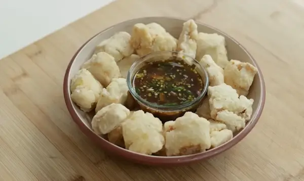 Resep Tahu Aci Krispi Kuah Gejrot, Krispi dan Kenyal buat Teman Akhir Pekan (Sumber : Youtube | Devina Hermawan)