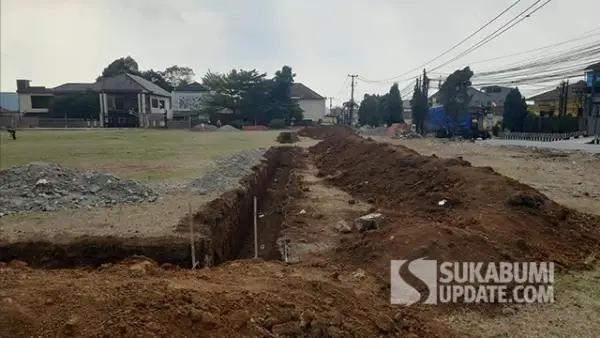Pantauan proyek penataan Ruang Terbuka Publik Lapang Sekarwangi Cibadak, Kabupaten Sukabumi, Jumat (9/10/2026). (Sumber : SU/Ibnu Sanubari).