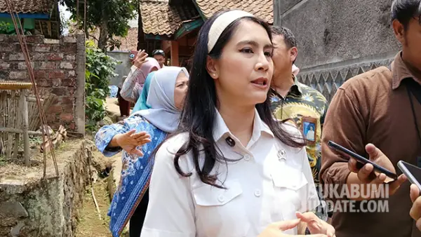 Wamendukbangga, Isyana Bagoes Oka saat diwawancarai di Desa Gedepangrango, Kecamatan Kadudampit, Kabupaten Sukabumi. Jumat (9/10/2026). (Sumber : SU/Asep Awaludin).