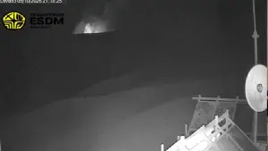 Erupsi Gunung Anak Krakatau pada hari Jumat, 09 Oktober 2026, pukul 21:17 WIB. (Sumber : Magma).