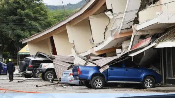 Bangunan ambruk timpa beberapa kendaraan akibat gempa yang terjadi di Panama. (Sumber: Istimewa)