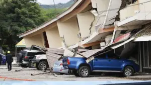 Bangunan ambruk timpa beberapa kendaraan akibat gempa yang terjadi di Panama. (Sumber: Istimewa)