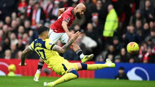 Aksi Bryan Mbuemo saat membela Manchester United vs Tottenham Hotspurs di Liga Inggris. (Sumber: web/manutd.com)