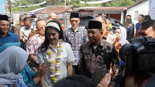 Wakil Bupati Sukabumi, Andreas saat mendampingi Wamendukbangga di Kadudampit Sukabumi. Jumat (9/10/2026). (Sumber: Dokpim)