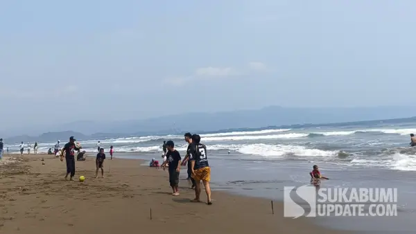 Kondisi Pantai Istiqomah, Palabuhanratu, Kabupaten Sukabumi, ramai dikunjungi wisatawan saat libur akhir pekan, Sabtu (10/10/2026). (Sumber: SU/Ilyas Supendi)