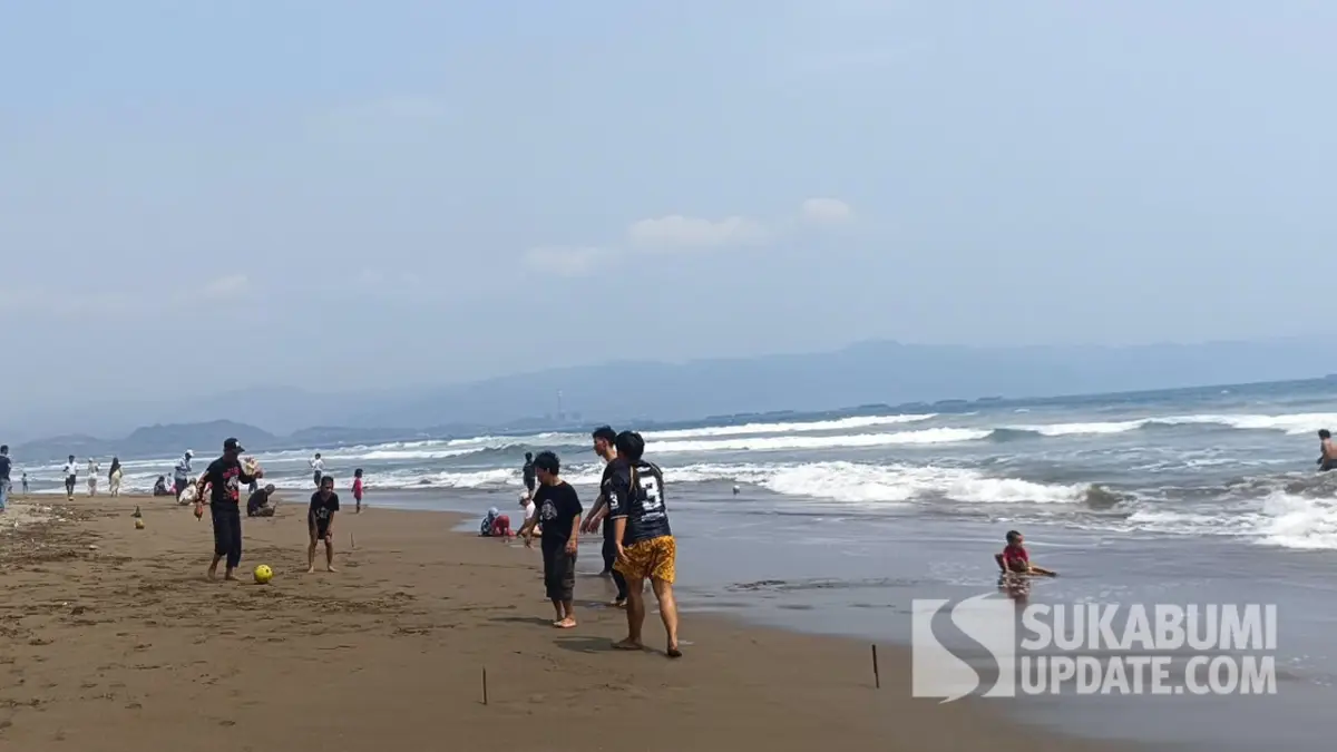 Pantai Palabuhanratu Sukabumi Ramai di Akhir Pekan, Wisatawan Diimbau Waspadai Gelombang Laut