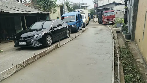 Rehabilitasi Jalan Benda-Durengede di Kecamatan Cicurug, oleh DPU Kabupaten Sukabumi di 2026. Penanganan ruas jalan ini menggunakan konstruksi beton dengan mempertimbangkan kondisi drainase. (Sumber : Dinas PU Sukabumi.)