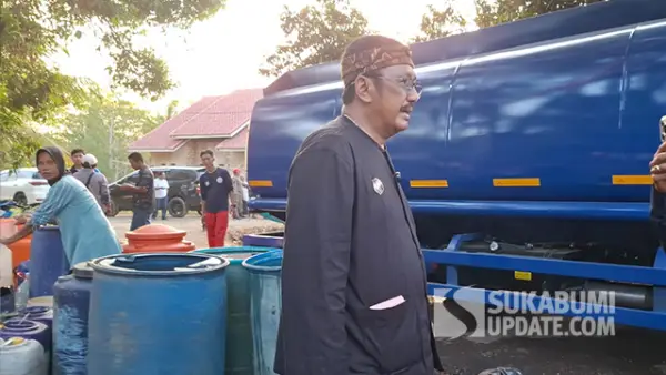 Bupati Sukabumi saat menyalurkan bantuan air bersih di Desa Mekarsari, Kecamatan Ciracap Sabtu (10/10/2026). (Sumber : SU/Ragil Gilang)