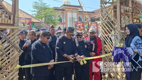 Bupati Sukabumi Asep Japar didamping Ketua DPRD Kabupaten Sukabumi, Budi Azhar Mutawali, Anggota DPRD Kabupaten Sukabumi, Dewan Batman, Ketua JTM hingga Kadis Pariwisata. (Sumber : SU/Ragil Gilang)