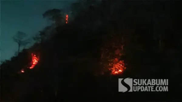 Kobaran api terlihat membentang di lereng Gunung Jayanti, Kecamatan Palabuhanratu, Kabupaten Sukabumi, Sabtu (10/10/2026) malam. (Sumber : SU/Ilyas).
