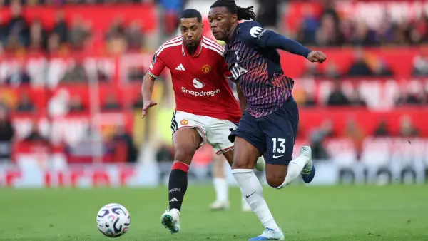 Aksi Youri Tielemans (kiri) saat berduel dengan pemain Tottenham Hotspurs di Liga Inggris. (Sumber: web/manutd.com)