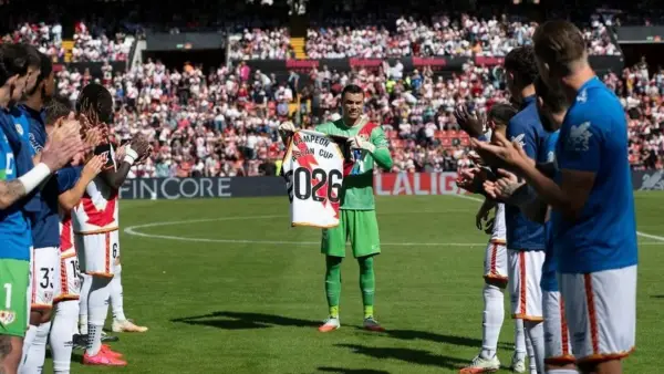 Emil Audero diberikan penghargaan jelang laga Rayo Vallecano vs Athletic Bilbao (Sumber: Instagram/@rayovallecano)