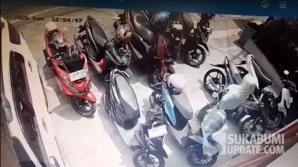 Tangkapan layar rekaman CCTV memperlihatkan terduga pelaku berada dekat sepeda motor pengunjung di area parkir restoran ramen di kawasan Cibadak, Kabupaten Sukabumi, Minggu (11/10/2026). | Foto: Istimewa