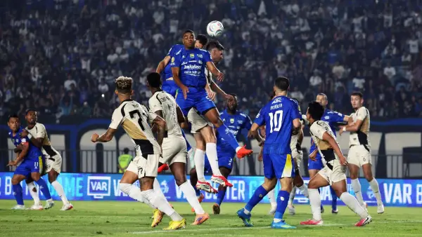 Aksi Uilliam Barros saat membela Persib menghadapi Dewa United di Super League. (Sumber: web/persib.co.id)
