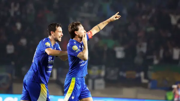 Selebrasi Marc Klok setelah mencetak gol untuk Persib saat menghadapi Dewa United di Super League. (Sumber: web/persib.co.id)