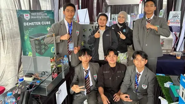 Ekstrakurikuler robotik di SMA Dwiwarna (Boarding School) Bogor hadir sebagai sarana eksplorasi STEM, melatih problem solving, dan minat teknologi siswa. (Sumber Foto: Istimewa)