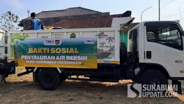 Penyaluran air bersih bagi warga Pajampangan Sukabumi oleh DBMPR Jabar. (Sumber Foto: Dok. DBPMR Jabar)