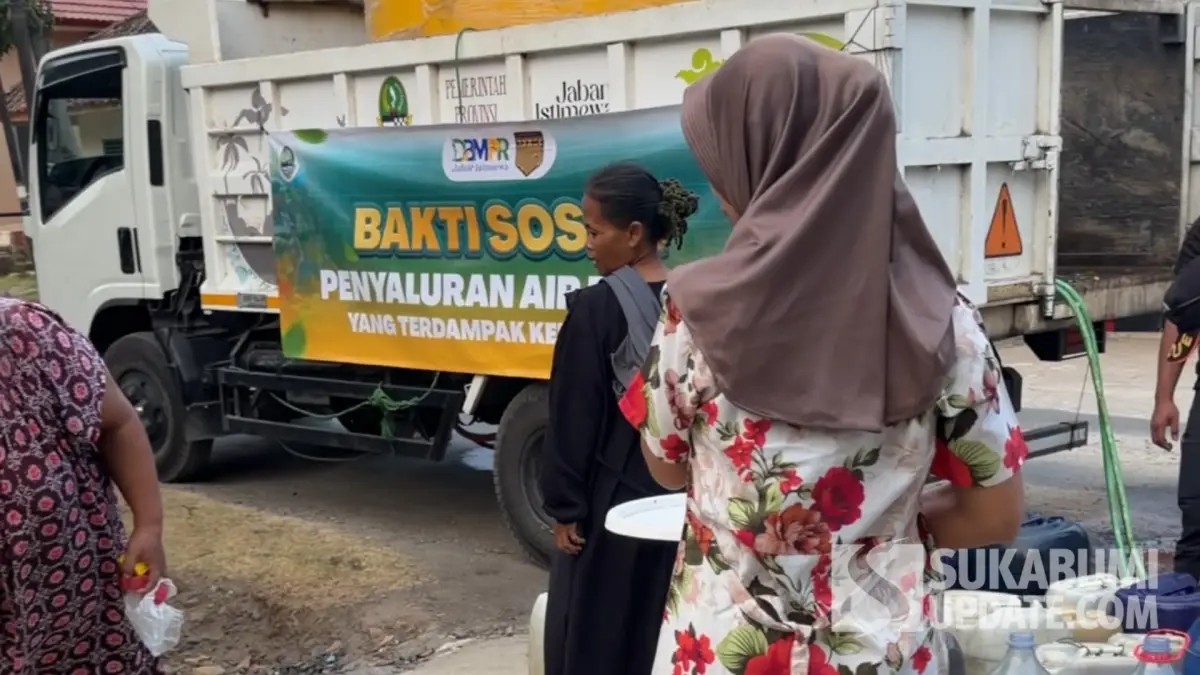 Penyaluran air bersih dari DBMPR Jabar kepada warga terdampak kekeringan di Pajampangan Sukabumi..