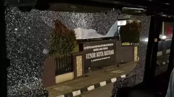 Bus rombongan Persib EPA U-18 diserang di Rest Area Batang KM 360 Jateng. Manajemen PT PBB kecam keras dan tempuh jalur hukum. (Sumber Foto: Threads/r@rizqitavara)