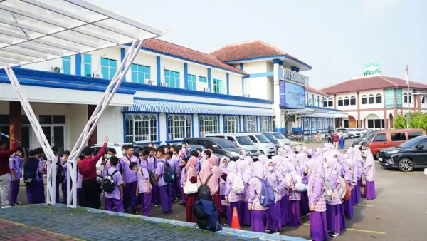 Pelajar SMP IT Al Husna Parungkuda Tour dHospital di RSUD Sekarwangi, Kecamatan Cibadak, Kabupaten Sukabumi, (Sumber: dok RSUD Sekarwangi)