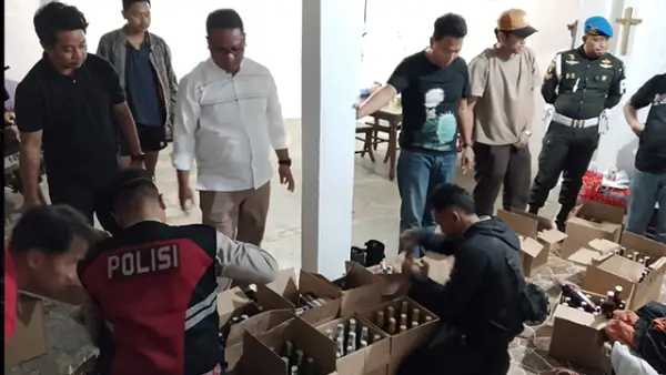 Petugas Satres Narkoba Polres Sukabumi mengamankan 532 botol minuman keras berbagai merek di wilayah Sukabumi utara, Jumat (9/10/2026). (Sumber : Istimewa.)
