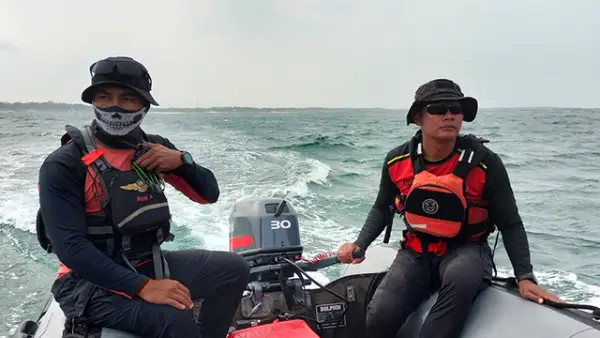 Tim SAR gabungan saat melakukan upaya pencarian terhadap dua remaja yang hilang terseret ombak di Pantai Cibuaya, Desa Pangumbahan, Kecamatan Ciracap, Kabupaten Sukabumi. (Sumber : Basarnas Sukabumi.)