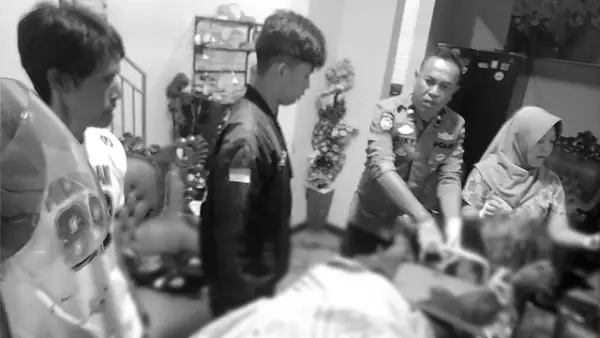 Pria yang terlibat dalam perkelahian menggunakan senjata tajam saat dievakuasi ke Rumah Sakit. Sabtu (10/10/2026). (Sumber : Istimewa.)