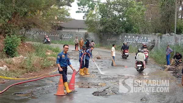 Proses penyemprotan Jalan oleh Petugas Pemadam Kebakaran Kota Sukabumi. Senin (12/10/2026). (Sumber : SU/Asep Awaludin).