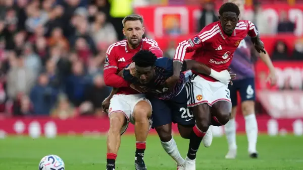 Aksi Luke Shaw dan Kobbie Mainoo saat membela Manchester United vs Tottenham Hotspurs di Liga Inggris. (Sumber: web/skysports.com)