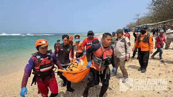 Tim SAR saat mengevakuasi jenazah korban laka laut di Pantai Cibuaya Sukabumi, Selasa (13/10/2026). (Sumber Foto: Dok. Pos SAR Sukabumi)