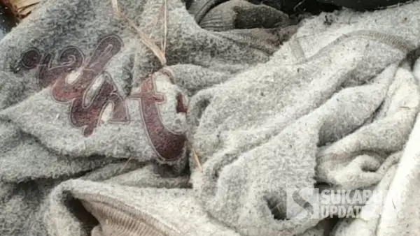 Hoodie abu-abu bertulisan warna merah di lokasi penemuan mayat perempuan di Ciemas Sukabumi (Sumber: dokpol)