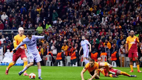 Aksi Pedri saat membela Barcelona menghadapi Galatasaray. (Sumber: web/fcbarcelona.com)