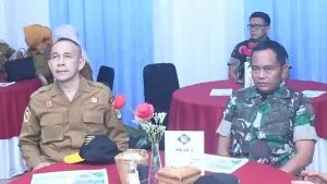 Kepala DPMD Kabupaten Sukabumi, Ahmad Samsul Bahri dalam TMMD ke 130. (Sumber : dok DPMD)