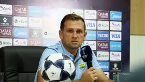 Igor Tolic saat memimpin sesi konferensi pers laga Persib menghadapi Chong Viettel FC. (Sumber: web/persib.co.id)