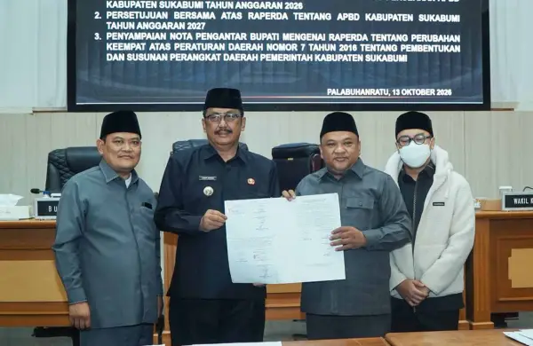 Bupati Sukabumi Asep Japar bersama pimpinan DPRD saat menunjukan berita acara persetujuan Raperda APBD 2027. (Sumber Foto: Diskominfosan Kab. Sukabumi)