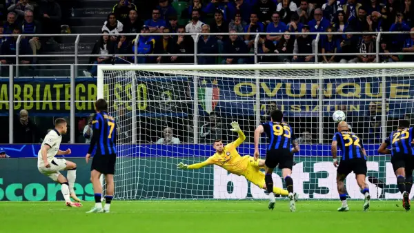 Sepakan penalti Nicolo Tresoldi saat mencetak gol untuk Club Brugge vs Inter Milan di Liga Champions. (Sumber: web/reuteus.com)