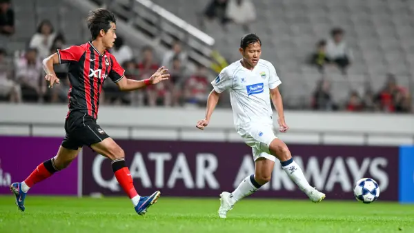 Aksi Adam Alis saat membela Persib Bandung menghadapi FC Seoul di ACL Two. (Sumber: web/the-afc.com)