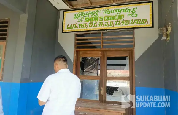 Kaca jendela SMPN 5 Ciracap Sukabumi yang dirusak Orang Tak Dikenal (OTK). (Sumber Foto: Istimewa)