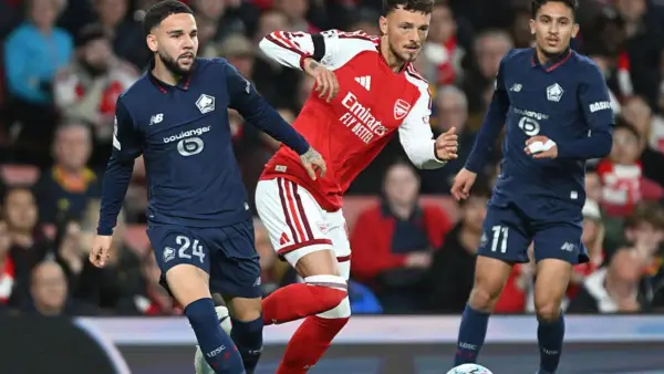 Aksi Calvin Verdonk saat berduel dengan Ben White di laga LIlle vs Arsenal dalam lanjutan Liga Champions. (Sumber: web/arsenal.com)