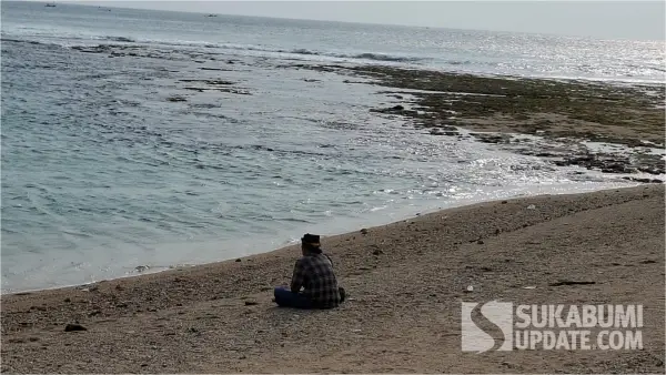 Kang Baban Warga Surade saat ikut membantu pencarian korban laka laut Pantai Cibuaya Sukabumi dengan berdoa dan membakar kemenyan. (Sumber Foto: SU/Ragil Gilang)