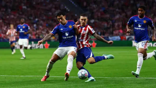 Aksi Lisandro Martinez saat berusaha merebut bola dari Alejandro Grimaldo di laga Manchester United vs Atletico Madrid. (Sumber: web/reuteus.com)