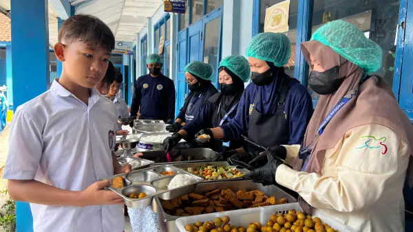 MBG prasmanan di SDN 1 Babakan, Desa Cibentang, Kecamatan Gunungguruh, Kabupaten Sukabumi (Sumber: dok sppg)