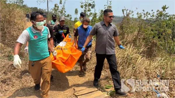 Petugas saat mengevakuasi mayat perempuan tanpa identitas yang ditemukan membusuk di Kebun Ciemas Sukabumi. (Sumber Foto: Dok. Polres Sukabumi)