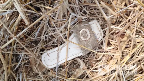 Sandal di lokasi penemukan mayat perempuan di Ciemas Kabupaten Sukabumi (Sumber: dokpol)