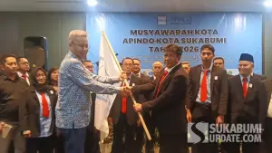 H. Dadang Kuswandi (kanan) saat menerima peralihan kepemimpinan APINDO Kota Sukabumi. (Sumber Foto: SU/Asep Awaludin)